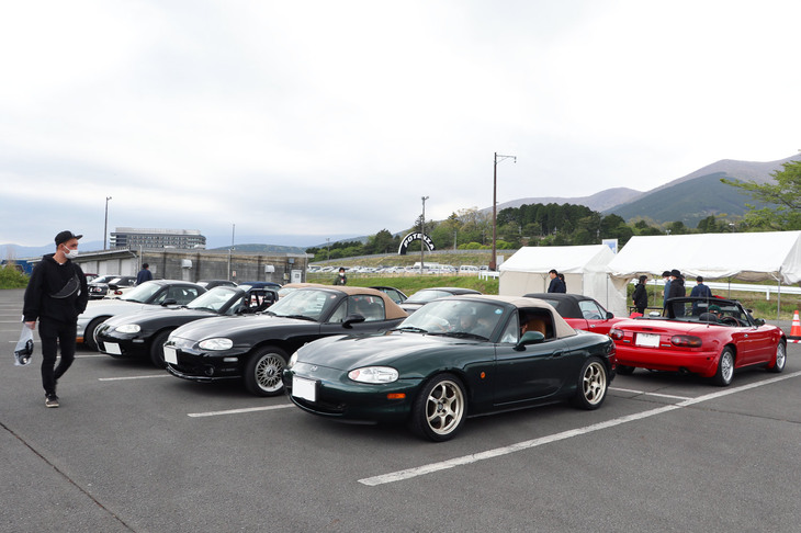 駐車場ではさまざまなモデルのオーナーミーティングも催された。こちらは「ロードスターオーナーミーティング」の参加車両。
