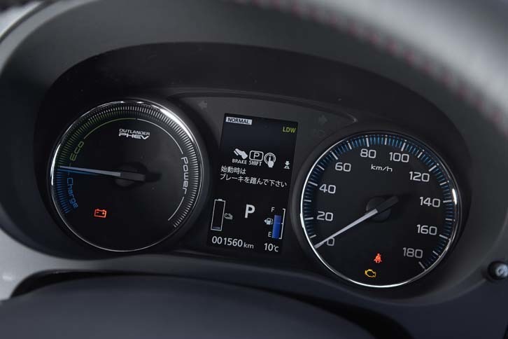 メーターパネルは2眼式。左はパワーメーターで、回生ブレーキによる充電状況などを確認できる。中央の液晶には、燃料や走行用バッテリーの残量が表示される。撮影時には、走行用バッテリーは空に近い状態だった。
