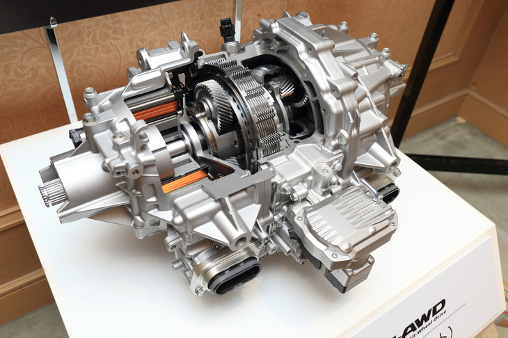 「レジェンド」の「SPORT HYBRID SH-AWD」は、リアに2つのモーターを搭載することで、エンジンの作動と関係なく左右の後輪を別々に駆動できる。写真は、リアアクスルのTMU（ツインモーターユニット）のカットモデル。