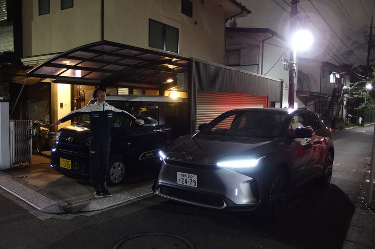 試乗後の自宅前。われわれ中高年は20年後のことは忘れて、取りあえず今を生きよう！ という刹那的な結論に達した。