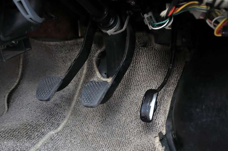 奥まった位置にあるアクセルペダルに対し、相対的に手前にあるブレーキペダル、ミートポイントが近いクラッチペダルなどにより、ペダル類の操作についてはちょっと慣れが必要だった。