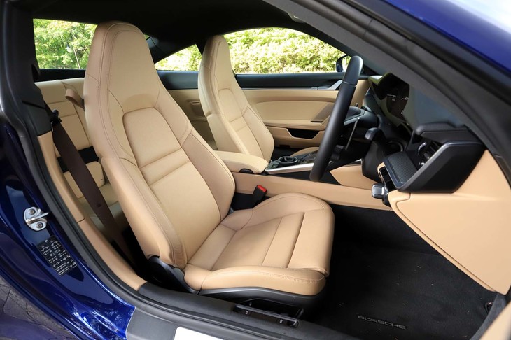 シンプルな形状ながら、ホールド感に優れたフロントシート。従来モデルのものよりも、1脚あたり約3kgの軽量化が行われたという。