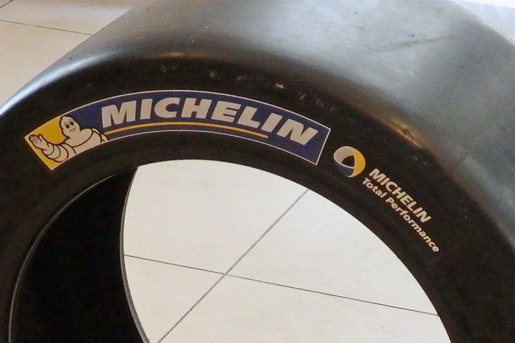 ミシュランのスリックタイヤのサイドウォールには、すべての性能を追求するメッセージとして「MICHELIN Total Performance」と記されている。（写真＝webCG）