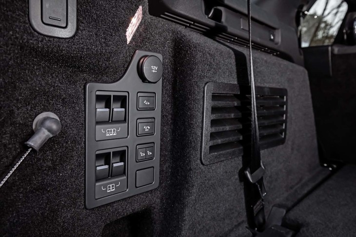 荷室左サイドに設置された、2列目／3列目シートの背もたれを前方に倒すスイッチ。ヘッドレストなどを取り外すことなく、可動する全シートを14秒で倒すことができる。