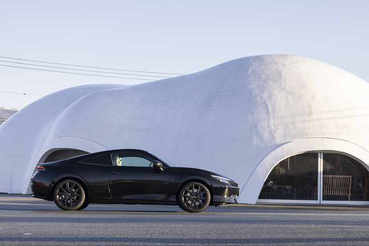 ボディーの全長は4520mm。「シビック タイプR」と同じシャシーをベースに、ホイールベースを130mm短くして使っている。