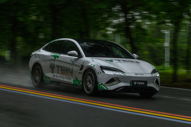 「フレックスZ」には電子制御減衰力可変システム「EDFC5」が組み合わせられる。「BYDシール」の乗り味はより上級のモデルのように変化した。