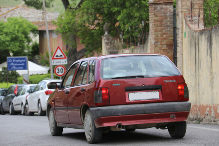 そのヤレ具合に、生活感があふれている。シエナ近郊で2018年5月撮影。