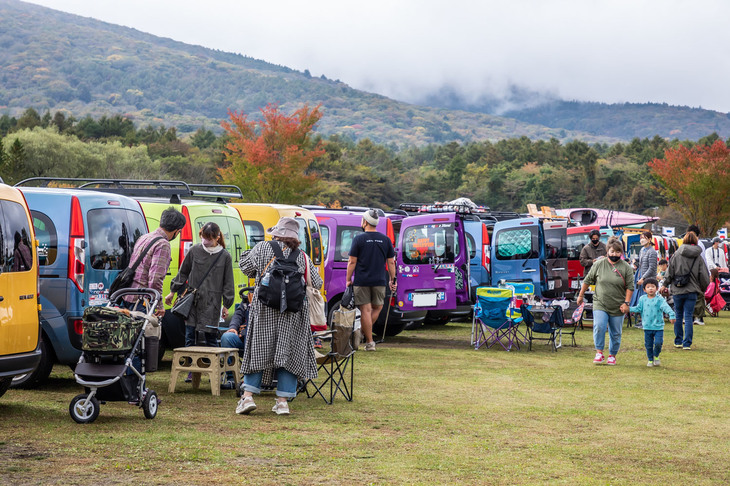 観音開きの「ダブルバックドア」を開け、イスやテーブルを並べられるようにと、「カングージャンボリー」では参加車両の駐車位置も配慮されている。