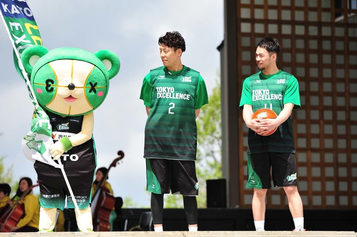 同じくゲストとしてステージに登場したルノー・ジャポンがサポートするプロバスケットボールチーム「東京エクセレンス」の上松大輝選手（写真右）と椎名雄大選手（同中）、そしてチームマスコットのtex（同左）。両選手は、当日行われた子供向けのバスケットボール教室の講師としても活躍した。