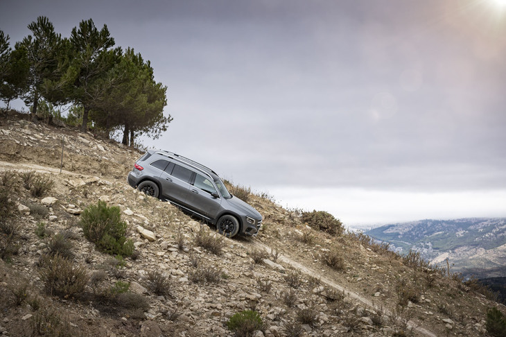 「GLE」や「GLS」などにも採用されている急勾配の下り走行で車速を自動制御するDSR（ダウンヒル・スピード・レギュレーション）を搭載する。