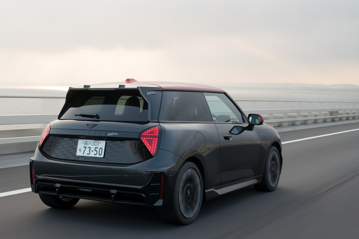 車体はボディーカラーやルーフの色、ストライプの有無や色などによってさまざまにコーディネートが可能。車体色は全6色だが「メルティングシルバーIII」以外の5色は有償色となっている。