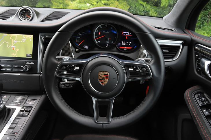 リム径の太いステアリングホイールは、ポルシェ車に共通するもの。テスト車には本革巻きタイプが装着されていた。