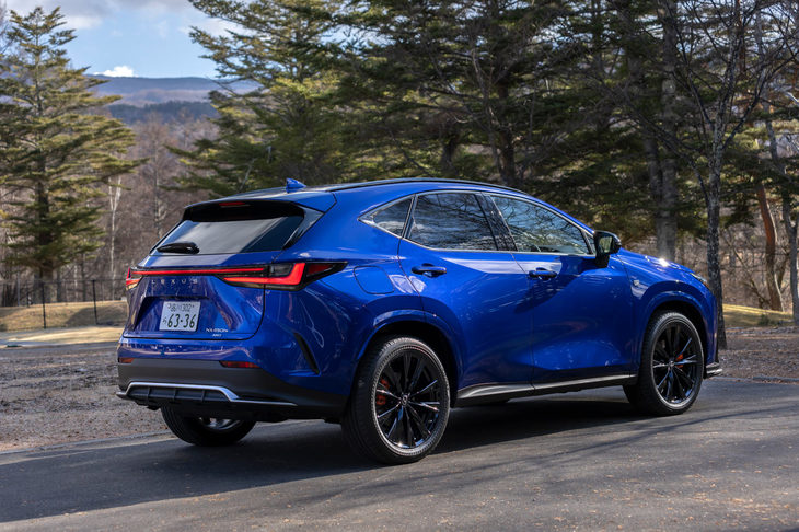 他のモデルでは「バージョンL」と「Fスポーツ」は同価格だが、「NX450h＋」の場合のみ後者のほうが24万円高となる。装備の設定も若干異なり、他モデルではバージョンL以外オプション扱いとなる3眼フルLEDヘッドランプが、NX450h＋“Fスポーツ”には標準装備される。（写真：郡大二郎）