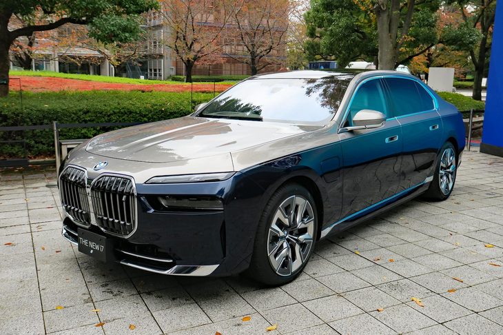 BMWの2022年1～12月における登録台数は、前年比の86％にまで落ち込んだ。導入間もない新型「7シリーズ」（写真）についても同年11月に値上げを発表。ただし、実施は2023年3月の生産車両から。