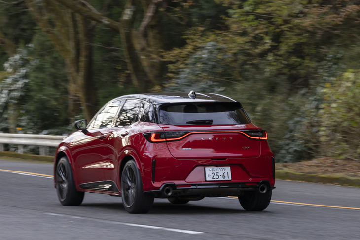 【レクサスLBX MORIZO RR】
	ボディーサイズ：全長×全幅×全高＝4190×1840×1535mm／ホイールベース：2580mm／車重：1450kg／駆動方式：4WD／エンジン：1.6リッター直3 DOHC 12バルブ ターボ／トランスミッション：6段MT／最高出力：304PS（224kW）/6500rpm／最大トルク：400N・m（40.8kgf・m）/3250-4600rpm／タイヤ：（前）235/45ZR19 95Y XL／（後）235/45ZR19 95Y XL（コンチネンタル・スポーツコンタクト7）／燃費：12.5km/リッター（WLTCモード）／価格：650万円
	
	【取材時の燃費データ】
	テスト距離：241.4km（市街地2：高速道路6：山岳路2）／使用燃料：--リッター（ハイオクガソリン）／参考燃費：9.8km/リッター（車載燃費計計測値）