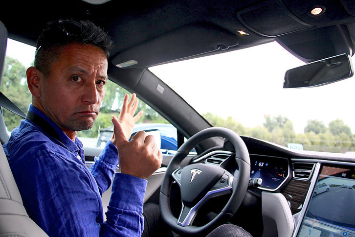 「テスラ・オートパイロット」を体験中の不躾小沢。ご覧の通り、ハンドルは握っておりません！