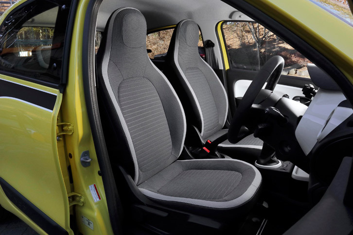 シートの仕様は「インテンス」と同じで、フロントにはヘッドレスト一体型のファブリックシートが装備される。