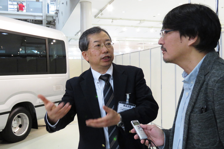 記者の取材に対応する、CVカンパニー CV製品企画の梁井康平氏。