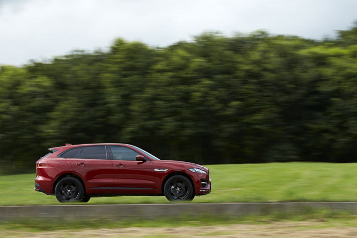 エクステリアについては、「止まっていても走っているように見える」をテーマにデザインしたという。