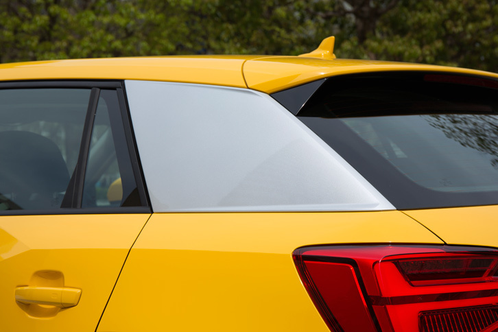 Cピラーを飾る「ブレード」には、「アイスシルバーメタリック」と「マットチタングレー」の2色を設定。さらに純正アクセサリーとして、黒のカーボン調トリムも用意している。ボディーと同色とするのも可能で、ベースグレードの「1.0 TFSI」ではモノトーンが標準となる。（写真＝アウディ ジャパン）