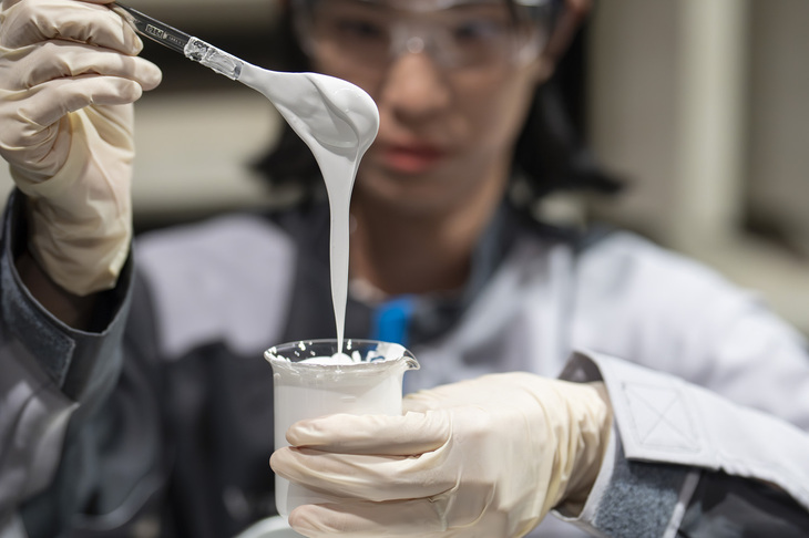 塗料は、放射冷却製品の開発を専門とするラディクール社と共同開発。電磁波、振動、音などの性質に対し自然界では通常見られない特性を持つ人工物質のメタマテリアルを採用している。