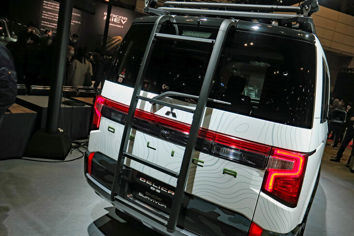 三菱デリカD：5 SNOW SURVIVOR