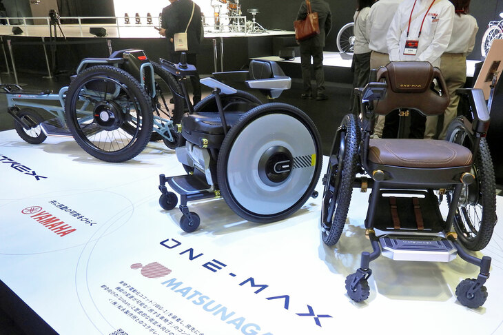 電動車いすの「ONE-MAX Urban（ワンマックス アーバン）」（写真向かって右）と「ONE-MAX Historical（ワンマックス ヒストリカル）」（写真中央）。