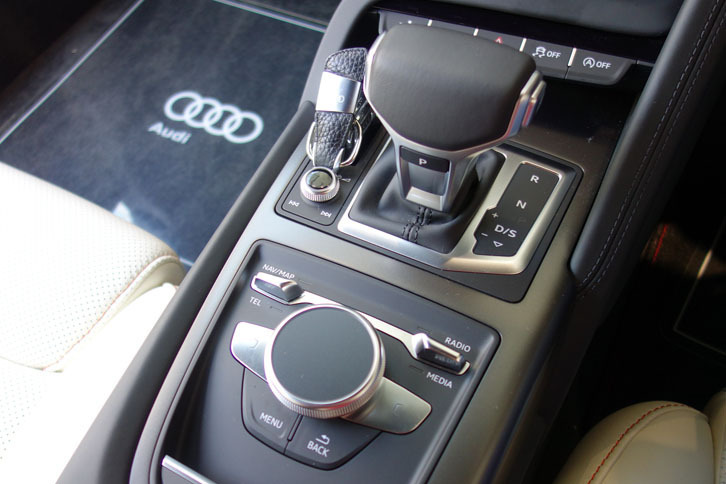 トランスミッションはデュアルクラッチ式ATの7段Sトロニックを搭載する。