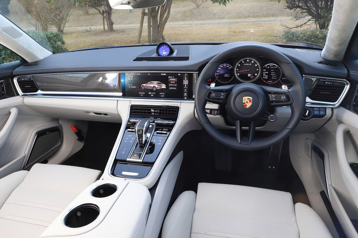 インテリアのデザインについては、従来型から大きな変更はない。装備類ではインフォテインメントシステムの機能拡充がトピックで、Apple CarPlayなどのコネクテッド機能が強化された。