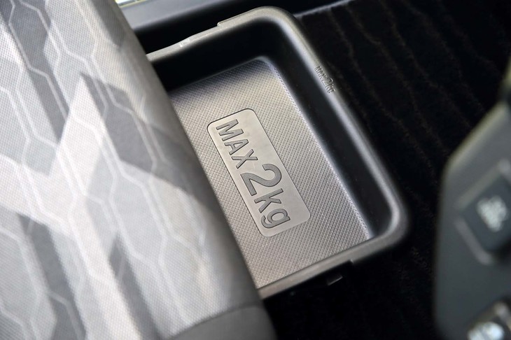 助手席下のスライド式トレーは、履物や説明書を入れておくのに適している。耐荷重は2kg。