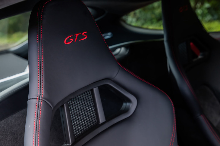 オプションの「GTSインテリアパッケージ」を選択すると、シートのヘッドレストに「GTS」の刺しゅうが施される。刺しゅうはコントラストカラー（試乗車は「カーマインレッド」色）と同色の設定となる。