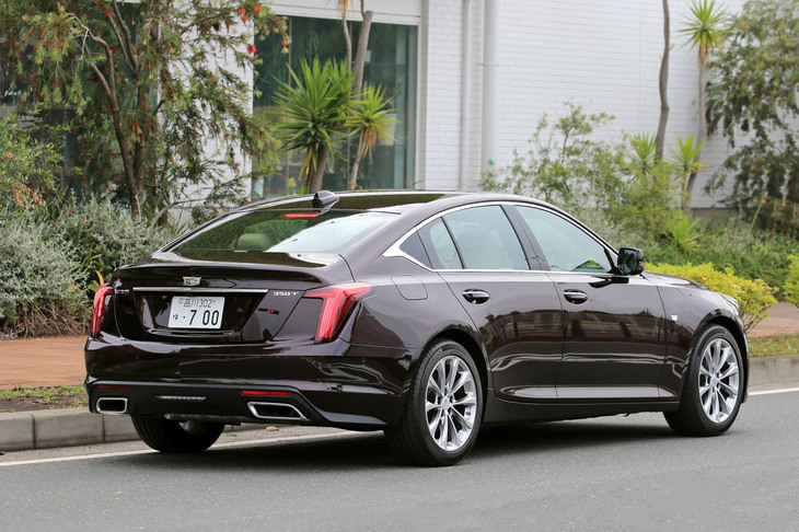 「キャデラックCT5」は「CTS」の後継を担う新型のEセグメントセダンとして登場。クーペを思わせるルーフラインは、コンセプトカー「エスカーラ」に由来する意匠だ。