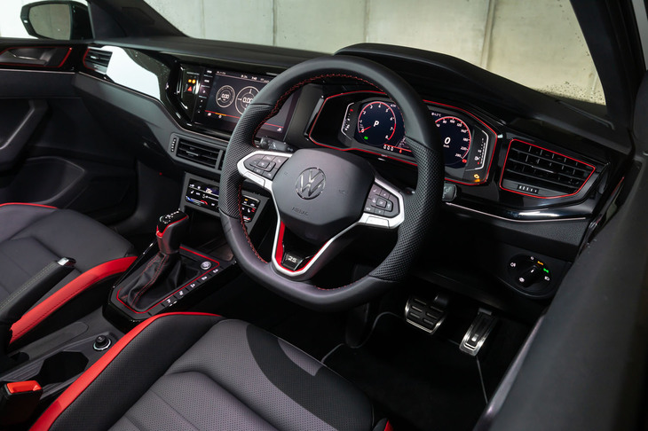 カタログモデルではオプションの純正ナビゲーションシステム「Discover Pro」を標準装備。グロスブラックのデコラティブパネルも「エディション25」ならではのポイントだ。