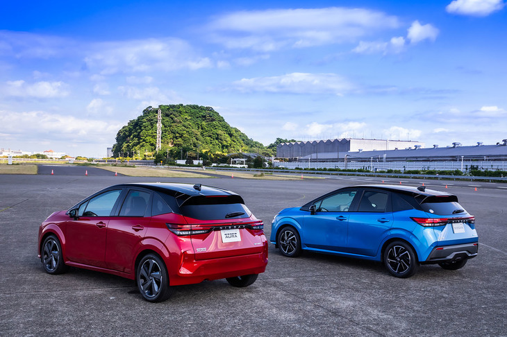 「ノート オーラ」（左）と「ノート」（右）。