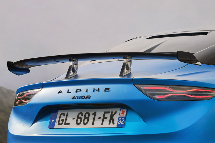 リアウイングについては、翼の形状は「A110 S」と同じだが、ステーを揚力の発生を抑えるスワンネック型に変更。取り付け位置をより高く、より後方に移したほか、取り付け角度もA110 Sより小さくしている。