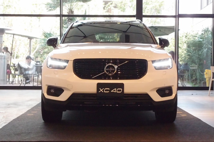 ボルボのSUV「XC」シリーズの中で、最もカジュアルなキャラクターが与えられた「XC40」。ミッソーニ氏によれば、そのフロントデザインはイングリッシュブルドッグ（犬）をモチーフにデザインされているとのこと。