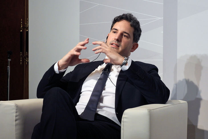 別室で行われた質疑応答にて、「アマルフィ スパイダー」の特徴を語るメッジョリン氏。