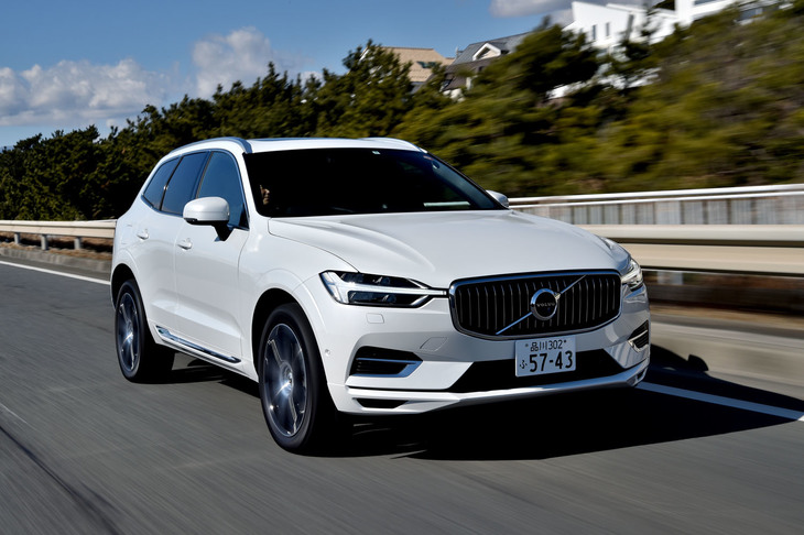 ボルボXC60 T8 Twin Engine AWDインスクリプション
	ボディーサイズ：全長×全幅×全高＝4690×1900×1660mm／ホイールベース：2865mm／車重：2170kg／駆動方式：4WD／エンジン：2リッター直4 DOHC 16バルブ ターボ＋スーパーチャージャー／モーター：交流同期電動機／トランスミッション：8段AT／エンジン最高出力：318ps（233kW）/6000rpm／エンジン最大トルク：400Nm（40.8kgm）/2200-5400rpm／モーター最高出力：（前）46ps（34kW）/2500rpm／（後）88ps（65kW）/7000rpm／モーター最大トルク：（前）160Nm（16.3kgm）/0-2500rpm／（後）240Nm（24.5kgm）/0-3000rpm／タイヤ：（前）255/45R20 （後）255/45R20／価格：884万円