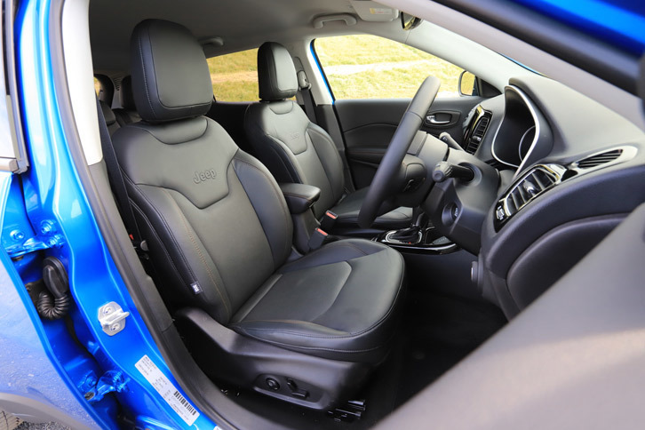 「リミテッド」のみに装備されるレザーシート。フロントシートヒーターに加え、運転席には8wayの電動調整機構も備わっている。