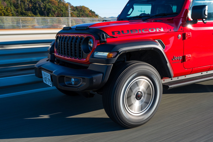 2層のポリエステルケーシングを使った強固な内部構造は直進安定性にも効いている。タイヤの形状が崩れにくく摩耗の均一性にも効果があるという。