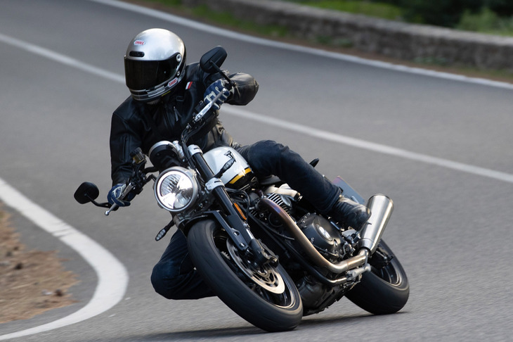 標準仕様の「1200」は、従来モデルよりライドフィールがソフトになった印象。ライディングポジションも、ハンドルバーが以前より17.8mm高く、13.4mm前方に設定されたことで、よりリラックスした姿勢となった。