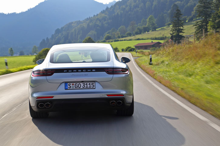 日本での車両価格は「ターボ」が2327万円で、「4S」が1591万円。