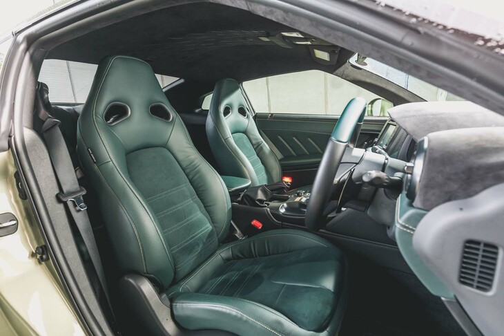 シートは本革とパールスエードのコンビ表皮。厚みのあるサポートとグリーンの組み合わせが往年のスポーツカーを思わせる。