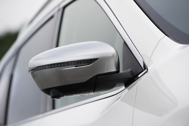 今回のマイナーチェンジでは、19インチアルミホイールや新デザインのマフラーカッターの採用に加え、外観の各所にメタル調の塗装が採用された。