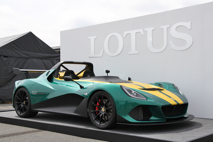 パドック内のメインステージ脇に展示された「3イレブン」。311台が限定生産される。