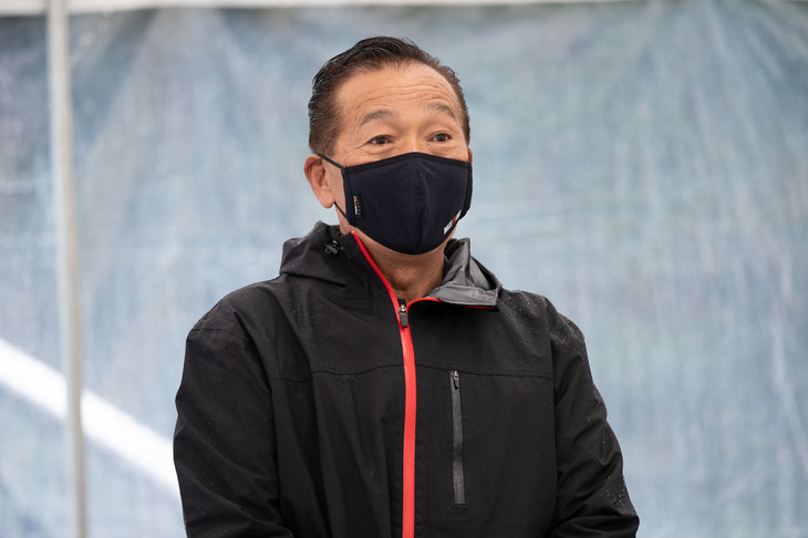 試乗会に参加したメディアへ向け、ラリーアートの展望を語る増岡氏。復活後のラリーアートは、まずドレスアップ用品などの開発・販売からスタートし、今回いよいよラリー活動の再開を果たした。気の早い話だが、次のステップも気になるところだ。