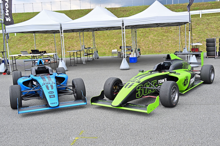 「トムスフォーミュラカレッジ」で使われるマシンはブルーとグリーンの2台。ドライバーのサイズに合わせてシート等のセッティングを変えてある。