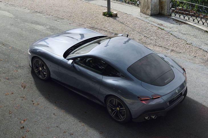 リアウィンドウに組み込まれた可動式のリアスポイラーも特徴的。