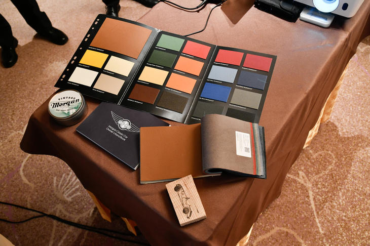 インテリアに使われるレザー表皮のサンプル。豊富に用意された色や素材、多彩なオプションなどにより、オーナーは自分の好みに合わせたカスタマイズを楽しむことができる。