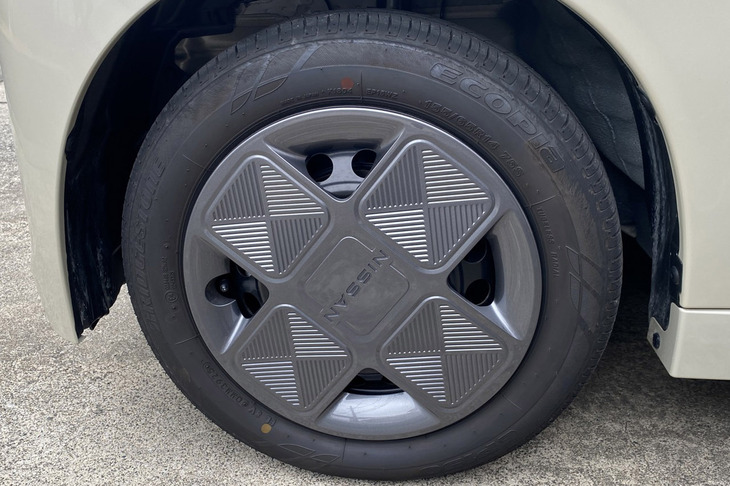 今回の試乗車は、「X」グレードに標準装備となる「かどまる四角」をモチーフとしたデザインのホイールカバー付きスチールホイールに、155/65R14サイズの「ブリヂストン・エコピアEP150」タイヤを組み合わせていた。